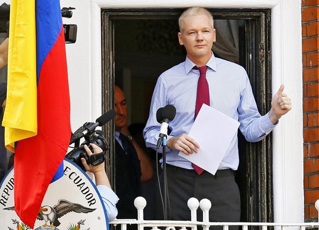 Assange na balkonie ambasady Ekwadoru w 2012 roku.