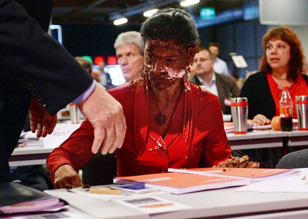 Polityk niemieckiej Lewicy zaatakowana tortem na zjeździe w Magdeburgu. Poszło uchodźców