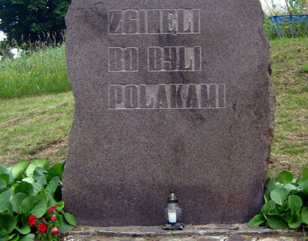 Tablica upamiętniająca ofiary obławy augustowskiej na wzgórzu w Gibach