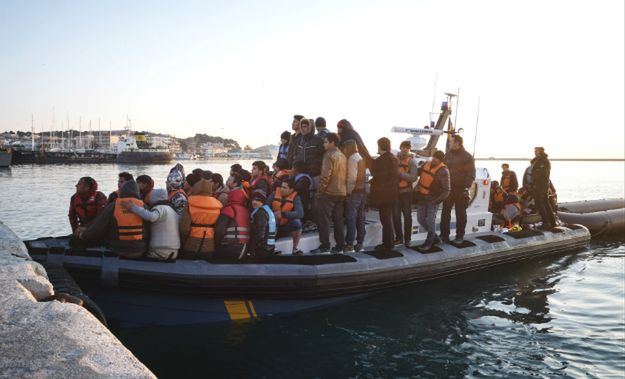 Migranci na łodzi Frontexu