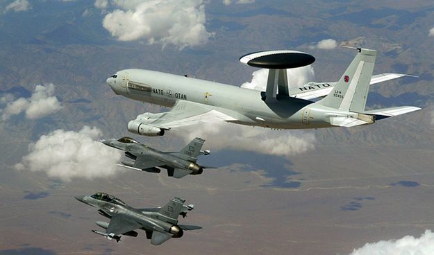Boeing E-3 Sentry w asyście amerykańskich F-16.