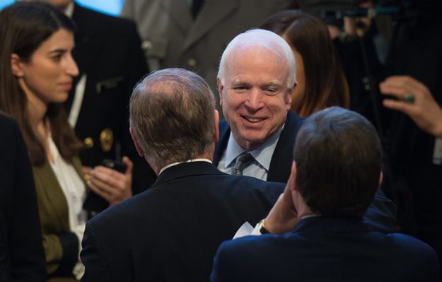 Amerykański senator John McCain na konferencji w Monachium.