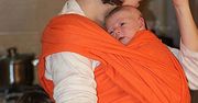 Polki noszą dzieci w chustach
