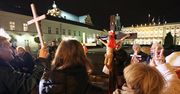 Nowy krzyż pod Pałacem Prezydenckim