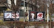Makabryczne plakaty przed kościołem - zdjęcia