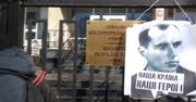 Kijów: ukraińscy nacjonaliści wieszają portret Bandery na ogrodzeniu polskiej ambasady