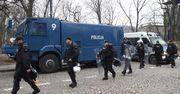 Warszawa: policja ściągnęła posiłki. Opancerzony wóz na miejscu protestu