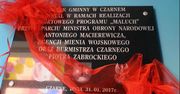 Antoni Macierewicz uwieczniony na tablicy pamiątkowej żłobka