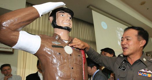 Policjant-manekin na służbie