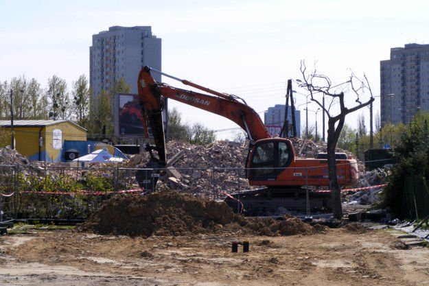 Rozbierają budynek przy rondzie Rataje w Poznaniu - ul. Jana Pawła II będzie szersza