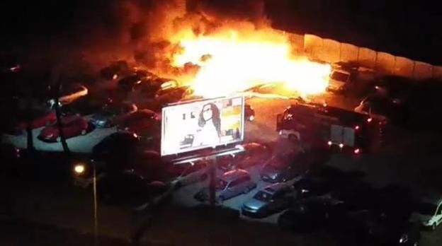 W nocy w Poznaniu spłonęło sześć samochodów, cztery kolejne zostały uszkodzone