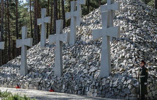 Ukraina: zniszczenia na cmentarzu w Bykowni są usuwane