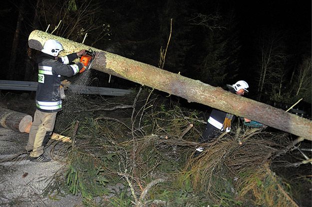 Cyklon Stefan przechodzi nad Polską. Wichury pozbawiły prądu tysiące ludzi