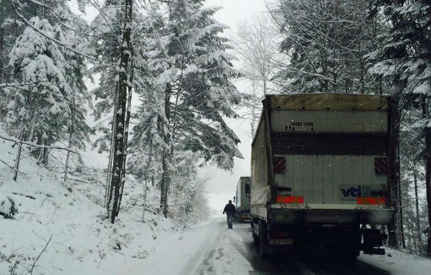 Zima wróciła na Śląsk. Fatalne warunki na drogach