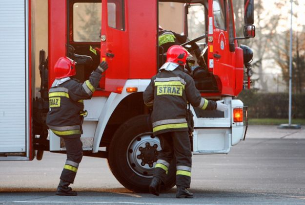 Pożar magazynu w Michałowicach. Dwie osoby zmarły
