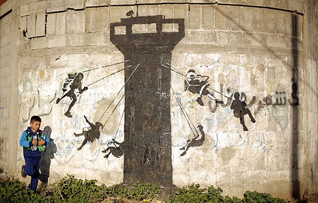 Banksy w Strefie Gazy maluje murale na ruinach palestyńskiej enklawy