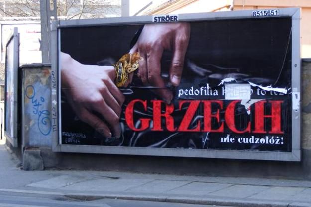 "Konkubinat to grzech" - kolejne przeróbki billboardu w Poznaniu