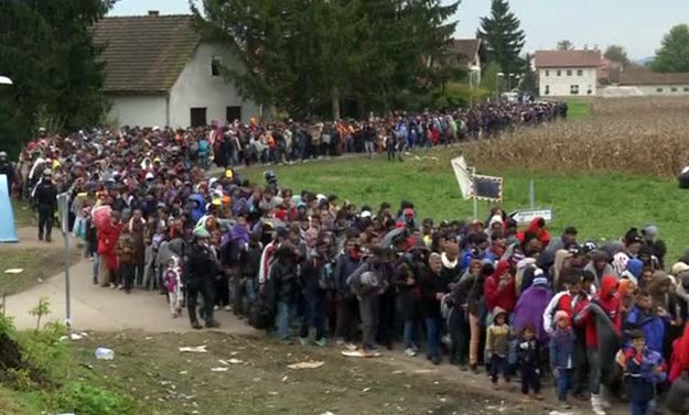 Słoweński rząd wysyła na ulice czołgi, aby radzić sobie z zalewem imigrantów