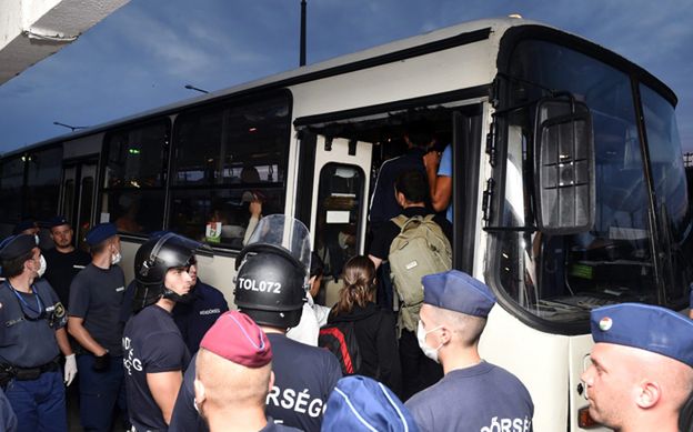 Uchodźcy z "pociągu wolności" zamknięci w obozie na Węgrzech