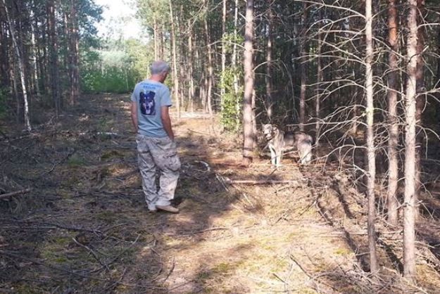 Ktoś przywiązał psa do drzewa w środku lasu pod Jarocinem