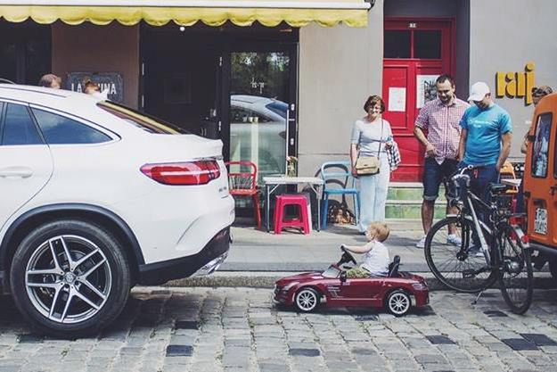 Małemu Czesiowi z Poznania skradziono mercedesa- zabawkę. Zaskakujący finał sprawy