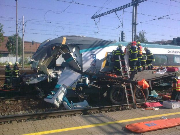 Polska ciężarówka zderzyła się z Pendolino w Czechach. Dwie osoby nie żyją