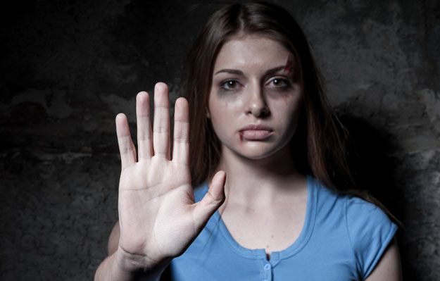 "W Polsce to wciąż temat tabu". Wzrasta liczba ofiar przemocy domowej