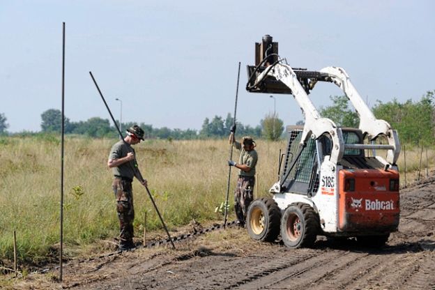 Węgry odgradzają się od imigrantów. Na granicy z Serbią rośnie 4-metrowy płot