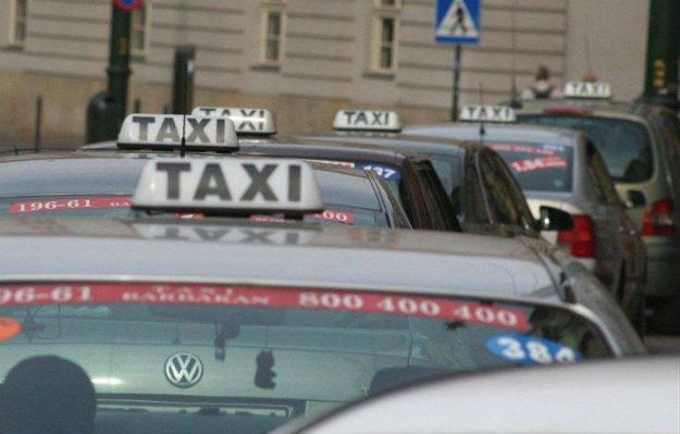 Taxi czy Uber? W Krakowie na dobre rozpoczęła się batalia o klienta