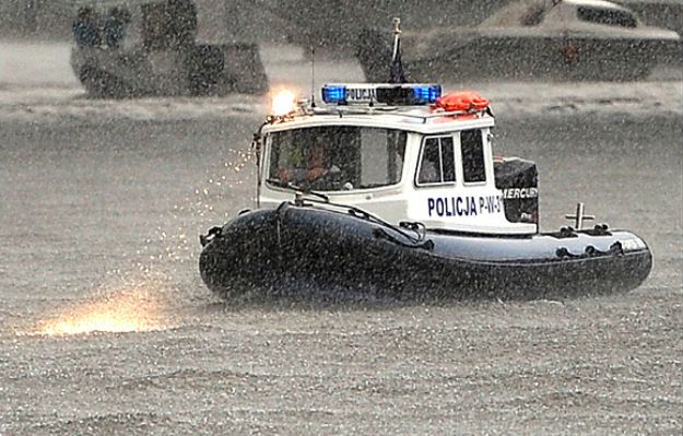 O krok od tragedii na Odrze. Policjanci uratowali tonącego mężczyznę