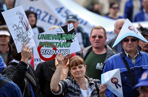 Pracownicy PZL Świdnik protestują przed Pałacem Prezydenckim