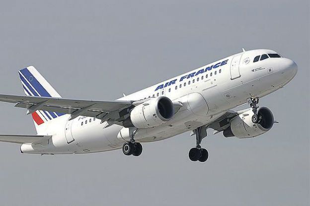 Awaryjne lądowanie airbusa na lotnisku Chopina. Chory pasażer na pokładzie