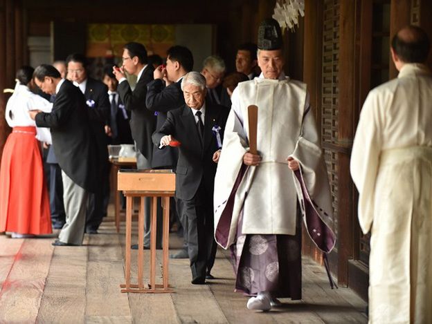 Premier Japonii złożył rytualną ofiarę w świątyni Yasukuni