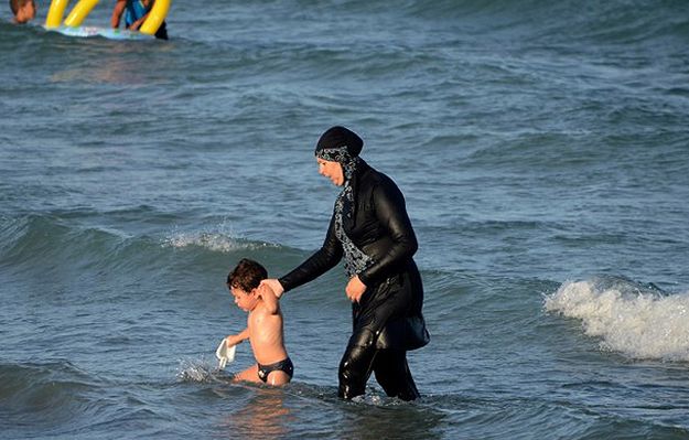 Francja: Rada Stanu zawiesiła zakaz burkini na plażach