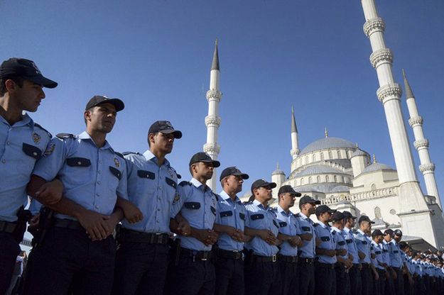 Po próbie zamachu stanu w Turcji zwolniono ze służby 8 tys. policjantów