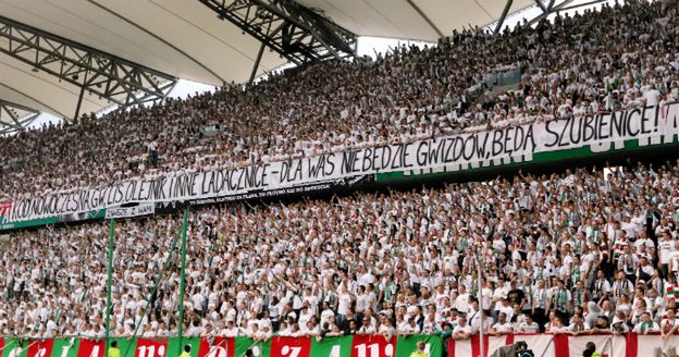 Nie będzie śledztwa ws. transparentu wywieszonego na stadionie Legii. "Transparent był polemiką"