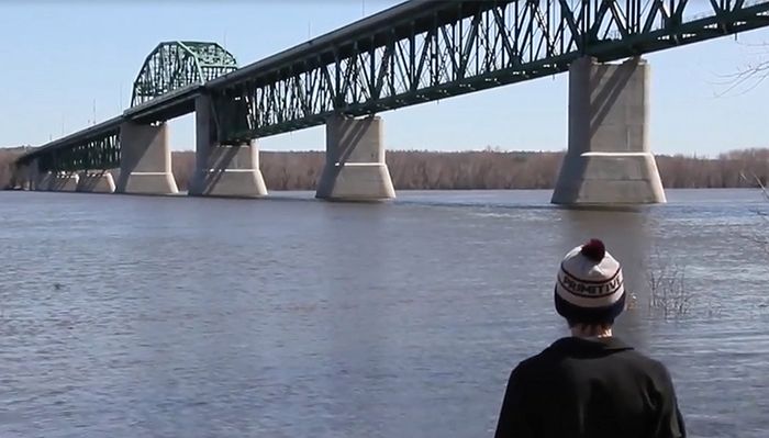 Nastolatek z kamerą wspiął się bez zabezpieczenia na most w Kanadzie