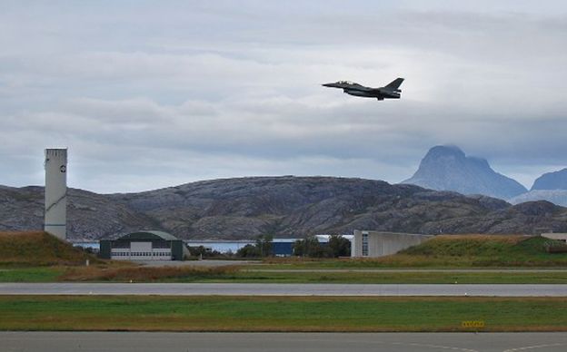 Pilot przez pomyłkę ostrzelał wieżę kontrolną. Norweska armia wszczęła śledztwo