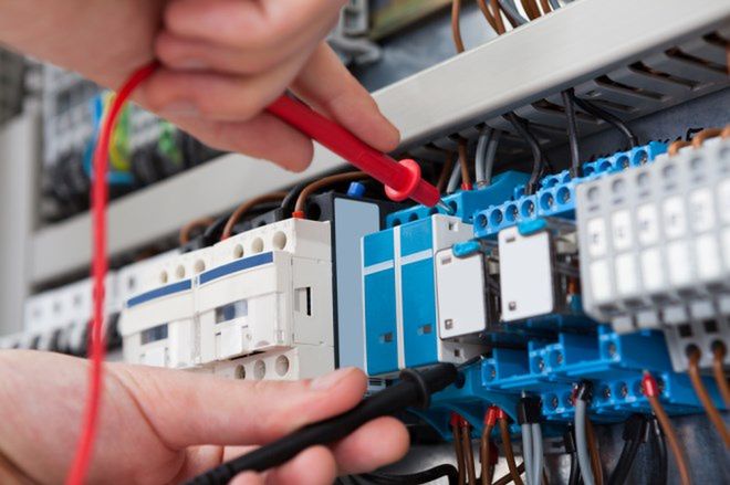 Awaria instalacji elektrycznej w domu. Kiedy samemu podjąć się naprawy?