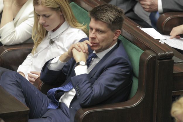 "Super Express" publikuje sms-y Petru i Schmidt. Godzic: To balansowanie na granicy prawa