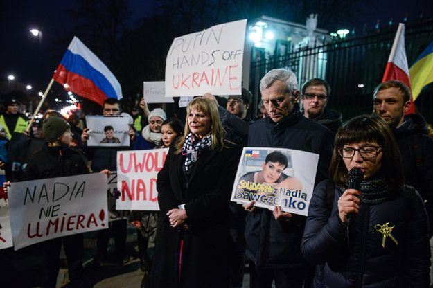 Demonstracja ws. Nadii Sawczenko przed ambasadą Rosji