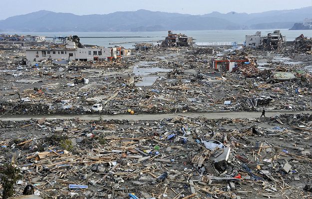 Pięć lat po trzęsieniu ziemi i tsunami w Japonii wciąż nie odnaleziono 2,5 tys. osób. Władze wznawiają poszukiwania