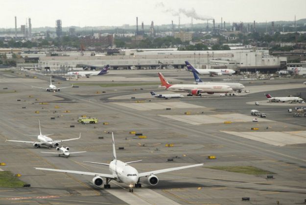 Alarm bombowy na lotnisku Newark. Po anonimowym zgłoszeniu policja sprawdziła samolot