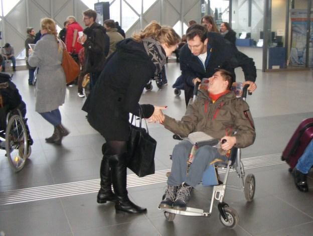 Niepełnosprawni przybijali "piątki" z podróżnymi na poznańskim dworcu