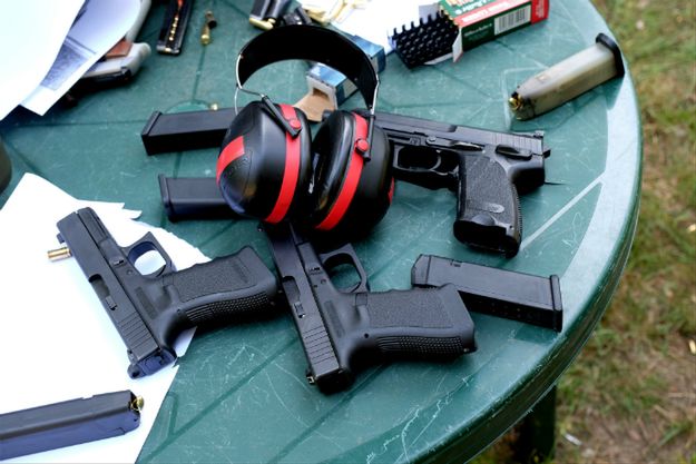 Stanisław Pięta z PiS proponuje łatwiejszy dostęp do broni palnej. - Nie czułbym się bezpiecznie - odpowiada Cezary Tomczyk z PO. Eksperci podzieleni