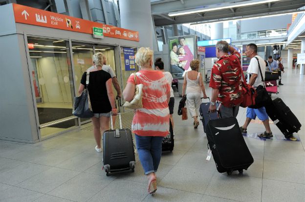 MSZ odradza wyjazdy do kilkunastu krajów i apeluje o zachowanie "szczególnej ostrożności"