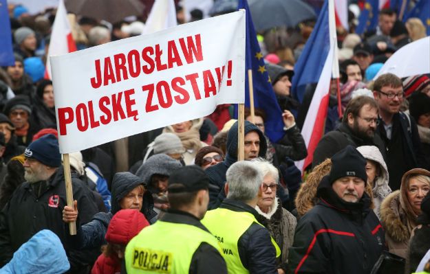 Świńskie łby, wzajemne oskarżenia i zaskoczeni politycy. Tak wyglądał marsz KOD w Warszawie