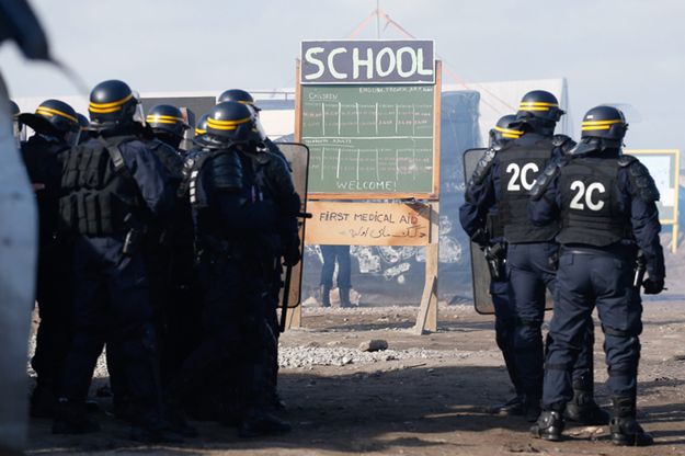 Starcia w czasie ewakuacji obozu dla uchodźców pod Calais we Francji