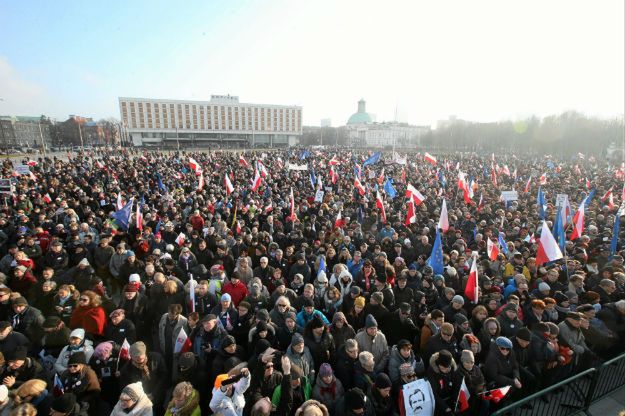 12 manifestacji przed Pałacem Prezydenckim. Apel szefa MSWiA