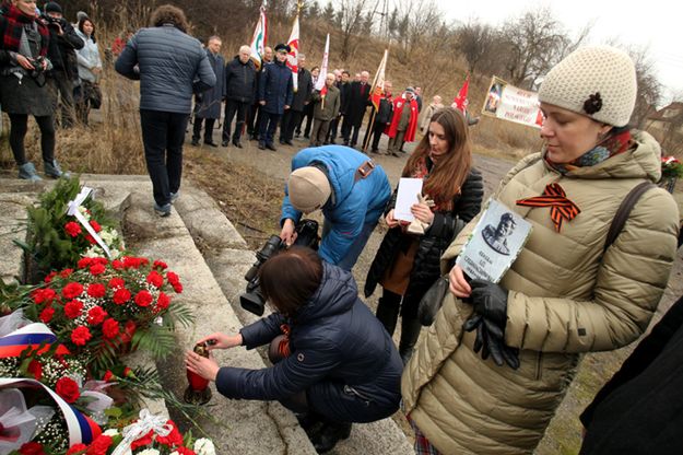 Rosjanie upamiętnili gen. Czerniachowskiego przed pomnikiem w Pieniężnie
